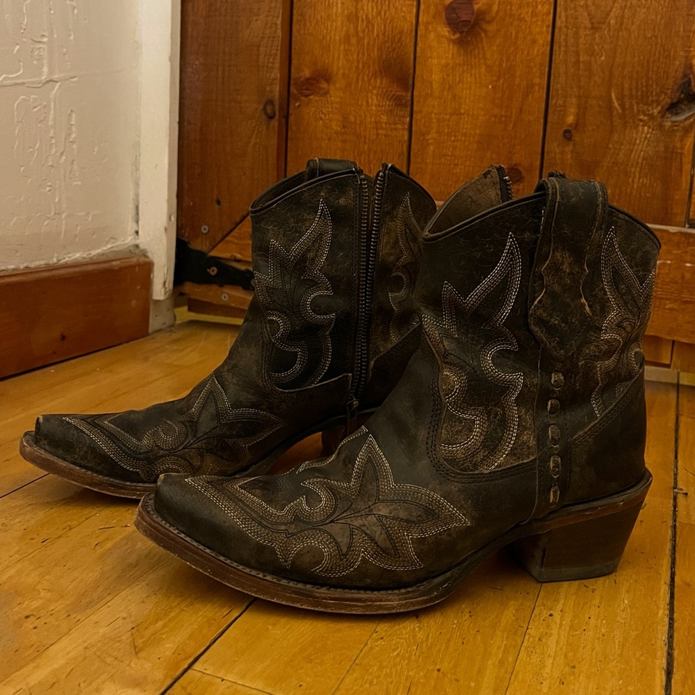 Circle G zipper booties